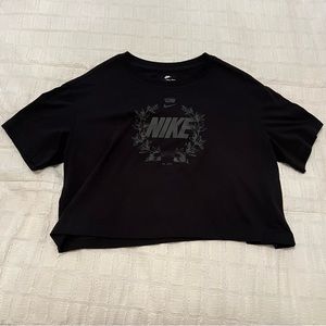 Black nike tee